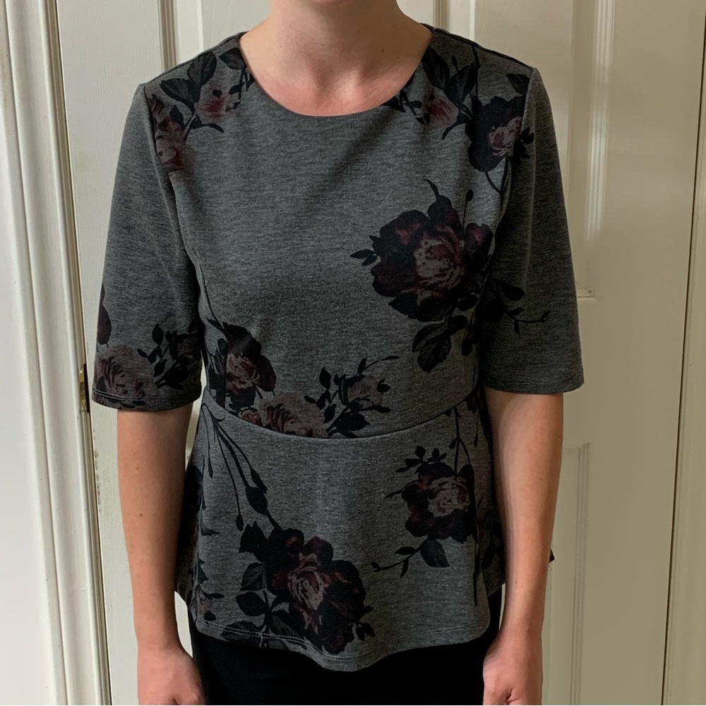 🌷3 for $25🌷Suzy Shier, US M, Grey & Pink Floral Peplum 3/4 Sleeve Zippered Top